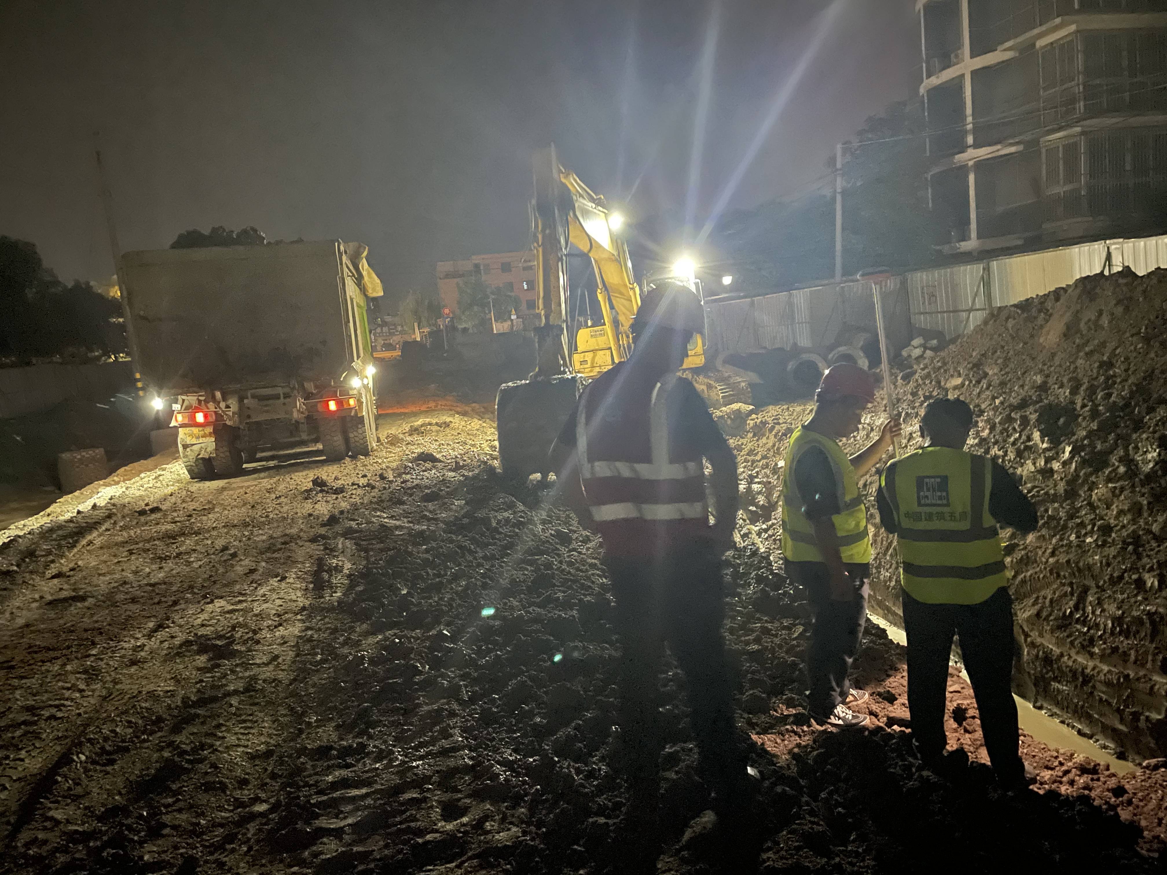 加班加点抢工期！中建五局济宁兖州道路管网改造项目攻坚克难显担