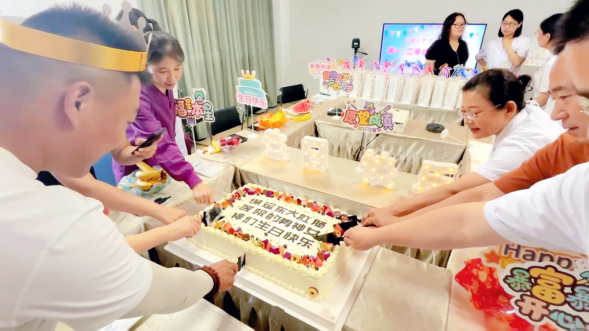农行宜宾分行举办“时光共悦 喜辰同乐”职工集体生日会(图6) 农行宜宾分行举办“时光共悦 喜辰同乐”职工集体生日会(图6)